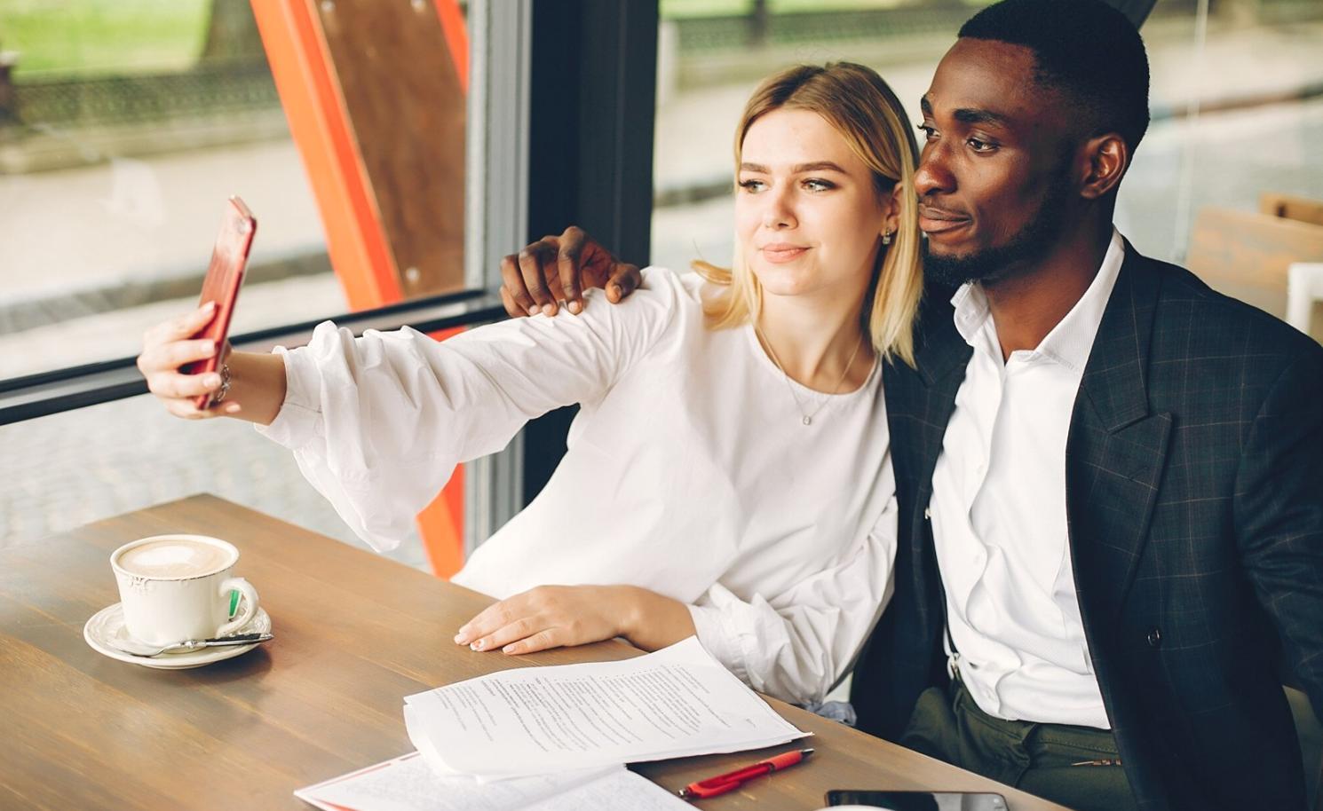 Рабочее место основателя Delonvia с финансовыми документами